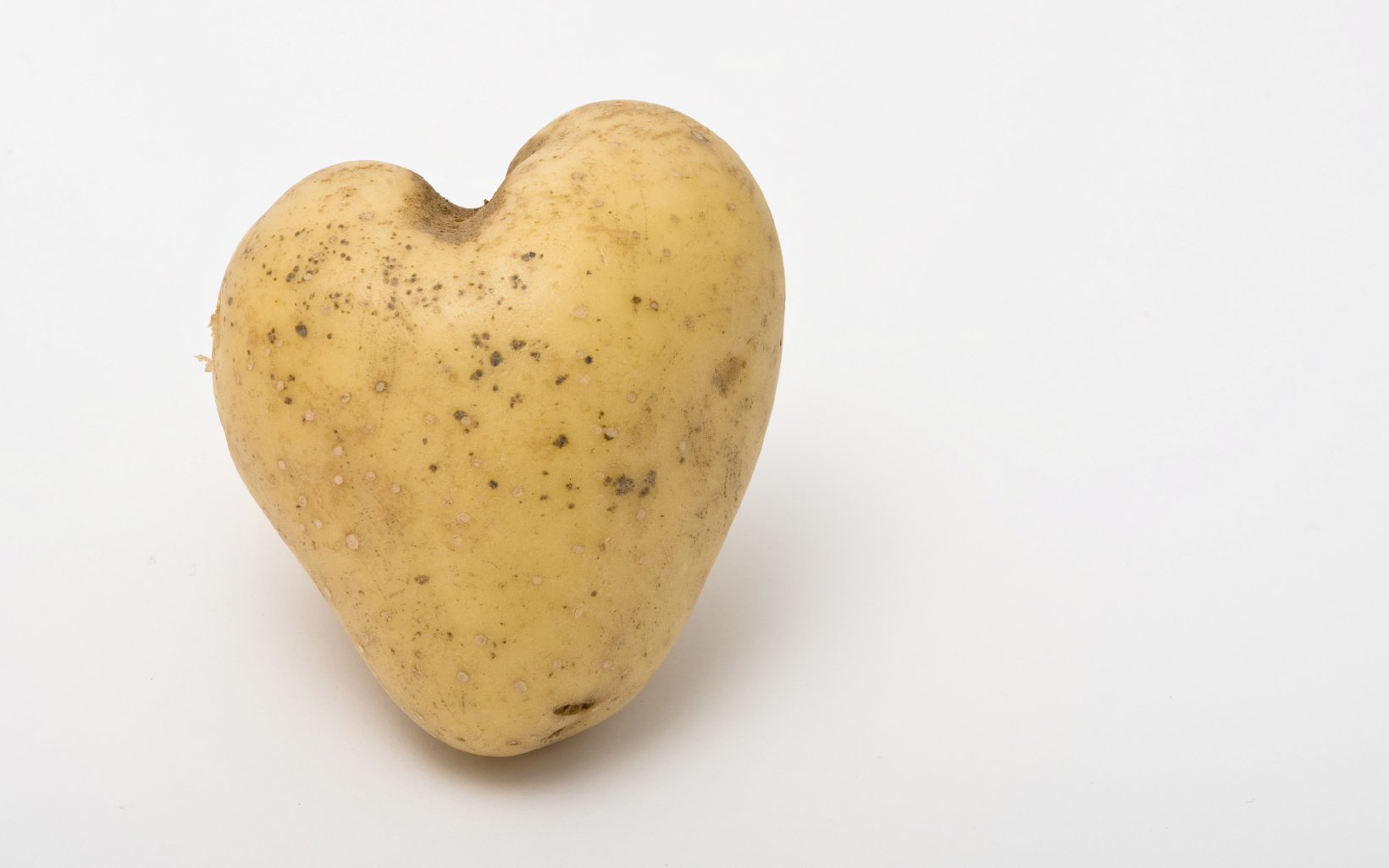 We like potatoes. Картофель сердце. Картошка сердечком. Сердечко из картофеля. Люблю картошку.