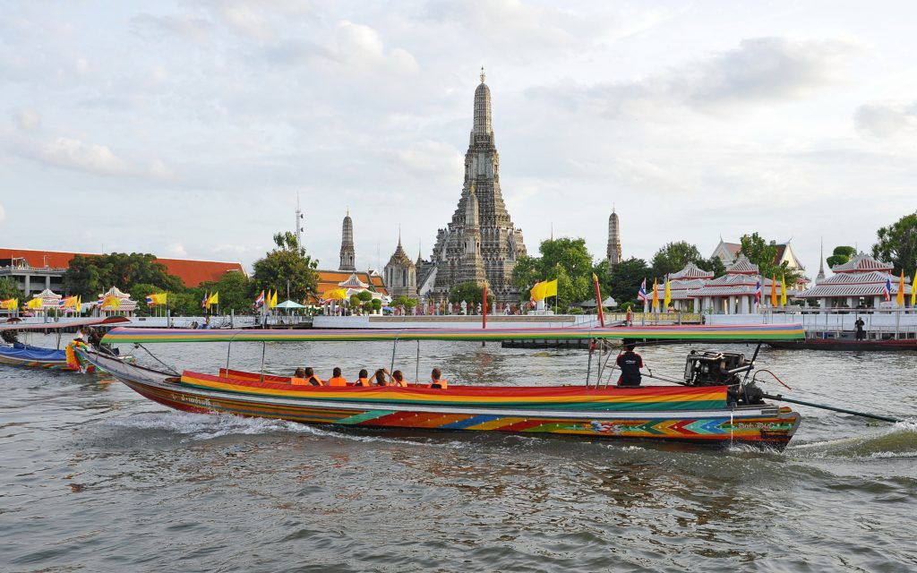 Какая река в бангкоке. Чаупхрая. Бангкок покататься на лодке. Лодка для экскурсий. Лодка в городе.