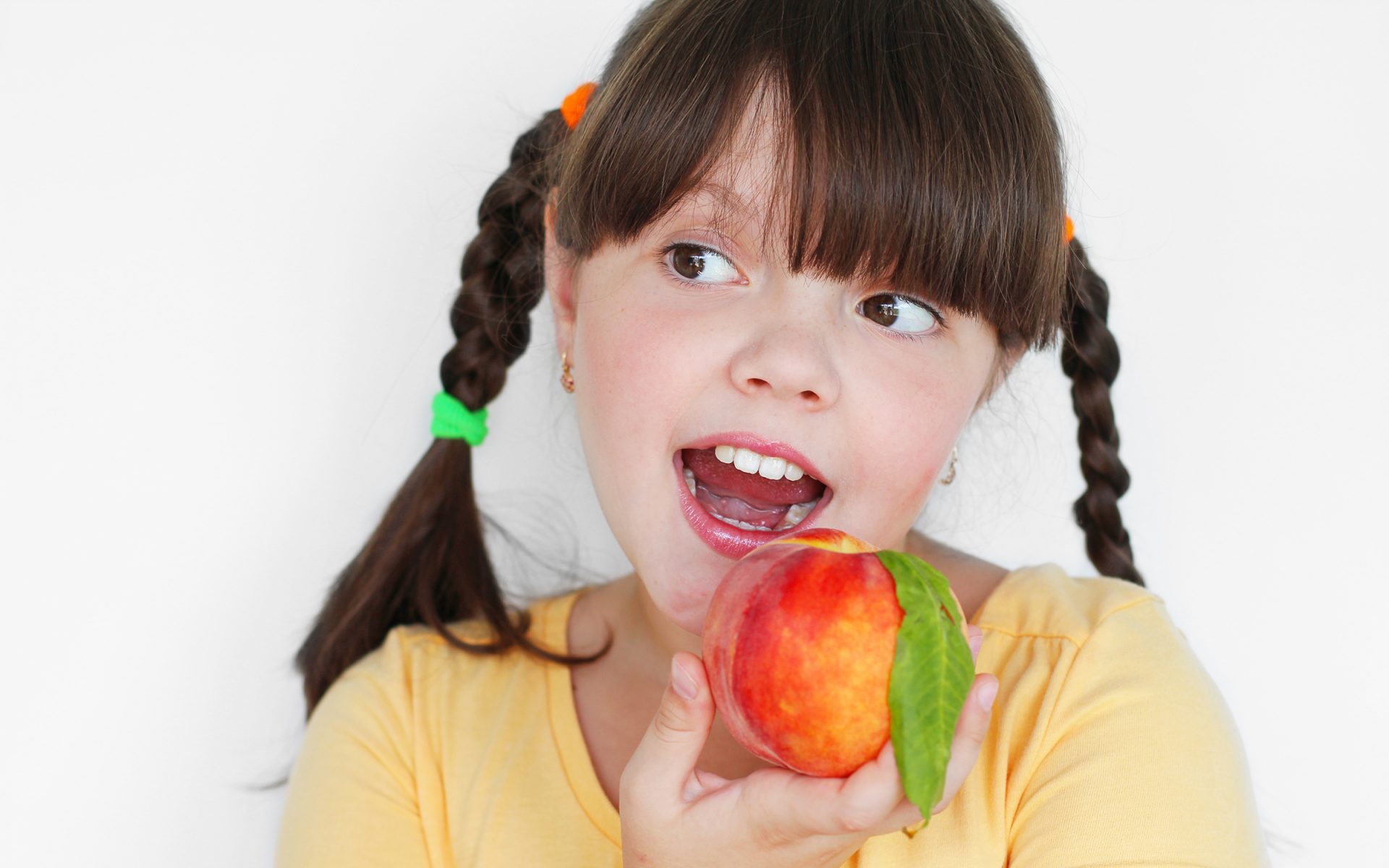 Девочка показала персик. Девочка ест персик. Ребенок ест персик. Девочка ест персик для детей. Девочка с персиками.
