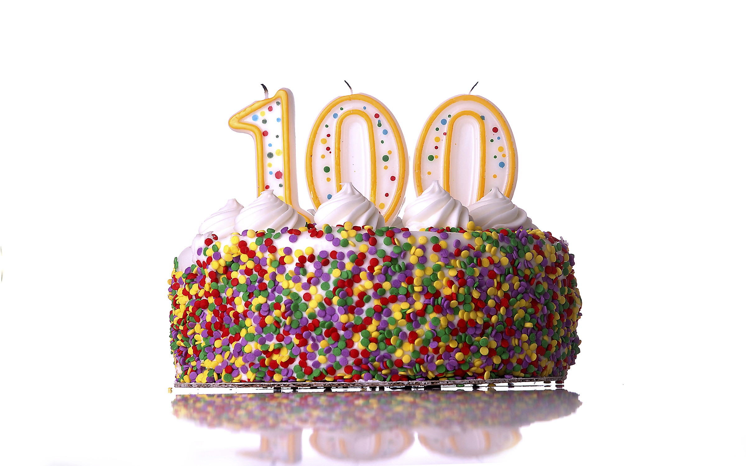 100 лет интернет магазин. Юбилей 100 лет. Торт на юбилей 100 лет. Торт со свечами 100 лет. Торт свечки 100 лет.