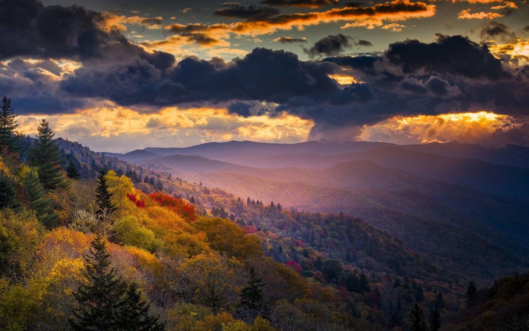 Gatlinburg - Gateway To The Great Smoky Mountains National Park - Ellis 